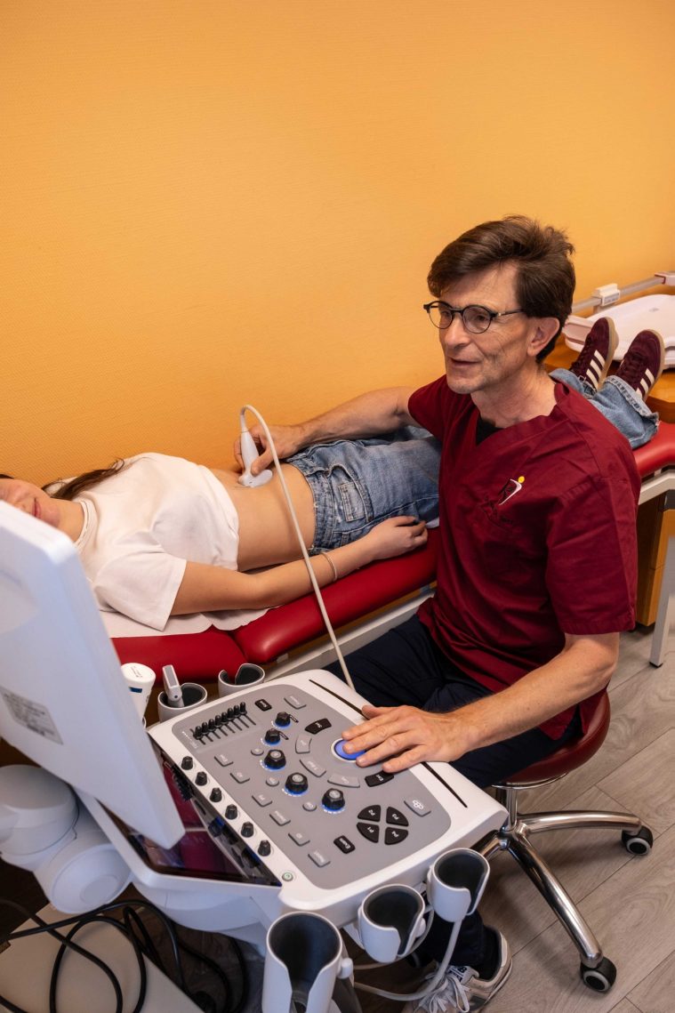 Dr. Spitz im Behandlungszimmer